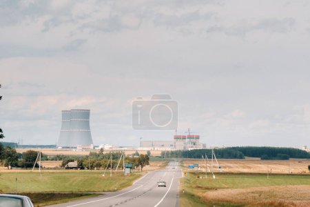 El camino que conduce a la central nuclear en el distrito de Ostrovets. El camino a la central nuclear. Bielorrusia