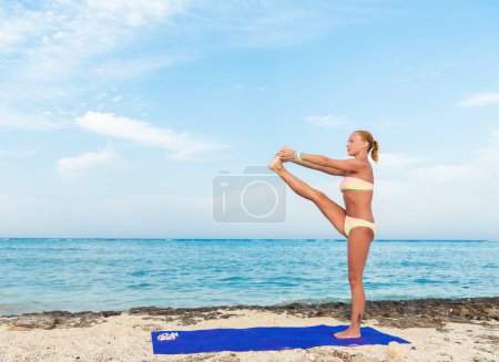 Foto de Mujer haciendo yoga de cerca - Imagen libre de derechos