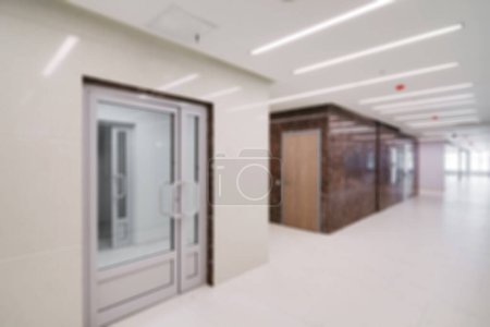 Téléchargez les photos : Intérieur de l'immeuble de bureaux commun, fond flou - en image libre de droit