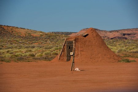 Téléchargez les photos : Utah Navajo cabane en argile synthétique avec ciel bleu clair - en image libre de droit