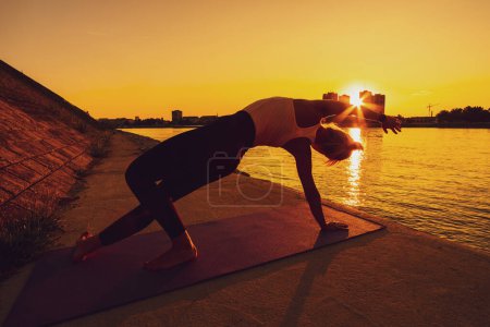 Foto de Deportista joven mujer haciendo ejercicio al aire libre - Imagen libre de derechos