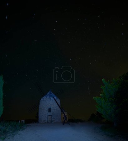 Foto de Molino de viento en una noche estrellada, circumpolar, escaleras - Imagen libre de derechos