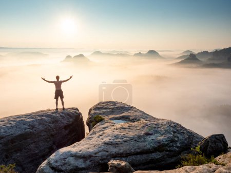 Téléchargez les photos : Silhouette d'amoureux de la nature homme avec les bras levés sur le sommet de la montagne - en image libre de droit
