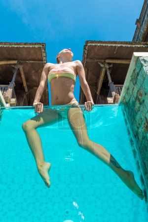 Foto de Mujer atractiva en la piscina - Imagen libre de derechos