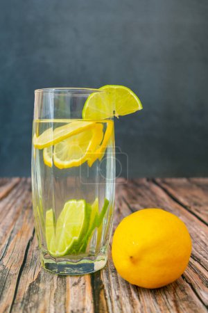 Foto de Una bebida saludable y refrescante hecha de jugo de limón y lima - Imagen libre de derechos