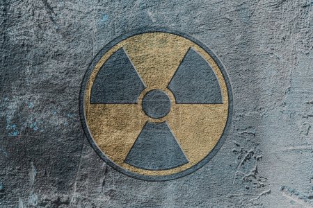 Foto de Signo de peligro radiactivo representado en una pared de hormigón - Imagen libre de derechos