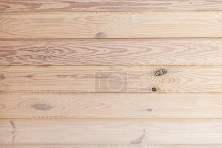 Foto de El fondo es una pared hecha de vigas de madera. Textura para su diseño - Imagen libre de derechos