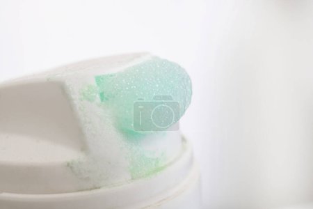 Foto de Espuma de afeitar verde con el primer plano puede - Imagen libre de derechos