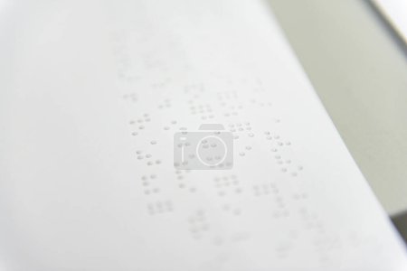Téléchargez les photos : Un fragment de texte en Louis Braille - en image libre de droit