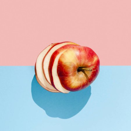 Téléchargez les photos : "plat déposer savoureuse pomme rouge. Haute qualité beau concept photo" - en image libre de droit