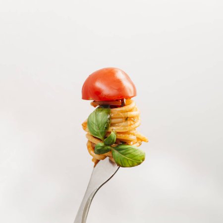 Téléchargez les photos : "savoureux spaghettis enroulés autour de la fourchette. Haute qualité beau concept photo" - en image libre de droit