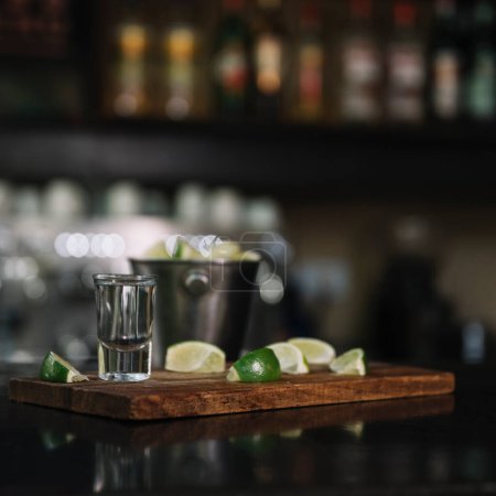 Téléchargez les photos : Tequila et citron vert sur la table de bar - en image libre de droit