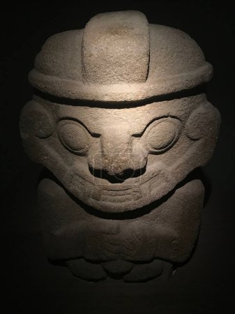 Foto de "Peace sculpture at the Museu do Ouro in Bogota, Colombia." - Imagen libre de derechos