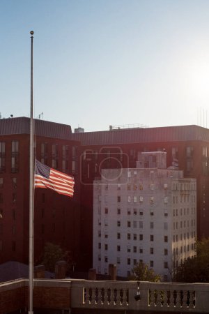 Téléchargez les photos : "US flag flying half mast in Washington DC" - en image libre de droit