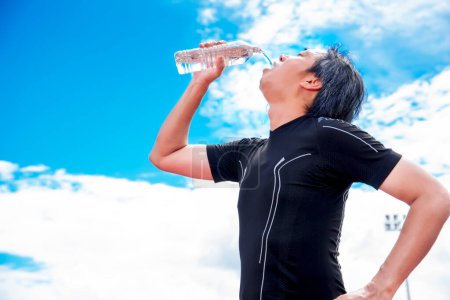 Foto de Deportista beber agua pura cuando tomar descanso o tiempo de descanso, Relax and Sport concepto - Imagen libre de derechos