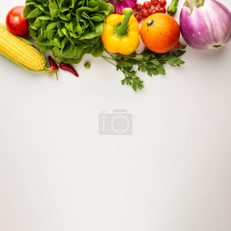 Téléchargez les photos : Légumes sains pleins de vitamines avec espace de copie. Photo de haute qualité - en image libre de droit