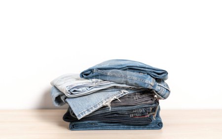 Foto de Pila de jeans sobre fondo blanco - Imagen libre de derechos