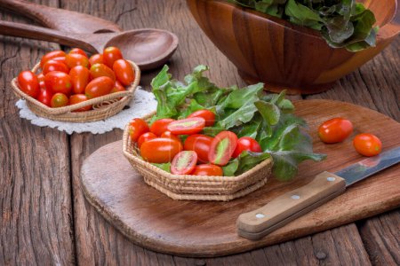 Téléchargez les photos : Tomates cerises sur table en bois - en image libre de droit