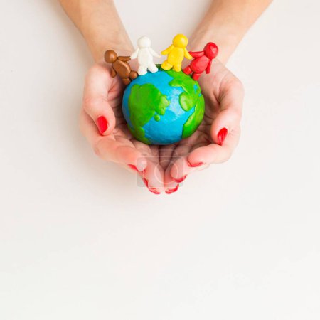 Foto de Vista superior manos celebración globo con personas figuritas - Imagen libre de derechos
