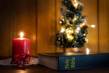 Foto de Libro de la Biblia en tiempo de Navidad - Imagen libre de derechos