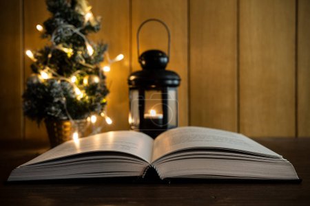 Foto de Bible book in Christmas time - Imagen libre de derechos