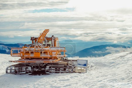 Téléchargez les photos : Tracteur à neige en montagne - en image libre de droit