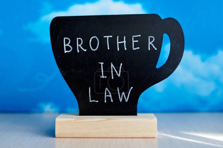 Téléchargez les photos : Tente de table à craie avec mot anglais "Brother in law" écrit par un marqueur de craie blanche. - en image libre de droit