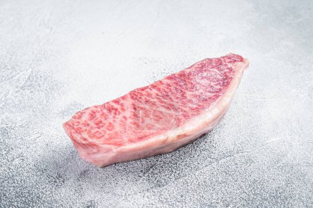 Téléchargez les photos : "Steak de surlonge wagyu cru, viande de boeuf kobe. Fond blanc. Vue du dessus" - en image libre de droit