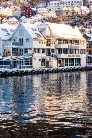 Téléchargez les photos : Vue panoramique de la ville de Bergen au temps de Noël - en image libre de droit