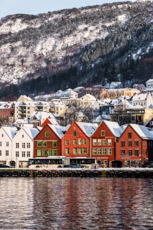 Téléchargez les photos : Vue panoramique de la ville de Bergen au temps de Noël - en image libre de droit