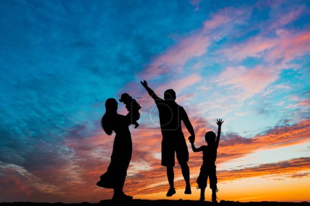 Téléchargez les photos : Famille profiter beau coucher de soleil ensemble - en image libre de droit