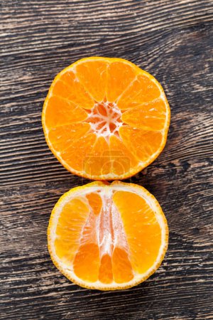 Téléchargez les photos : Délicieuse mandarine sur fond, gros plan - en image libre de droit