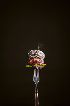 Téléchargez les photos : "Black mini burger on the fork" - en image libre de droit