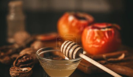 Foto de Manzanas al horno en la mesa - Imagen libre de derechos