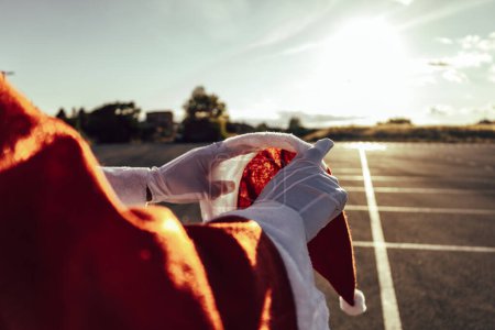 Téléchargez les photos : "claus Père Noël méconnaissable portant son chapeau de Père Noël" - en image libre de droit