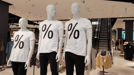 Foto de Maniquíes con camisetas blancas con un signo por ciento de venta en un centro comercial Promoción, publicidad, compras y concepto de viernes negro. Ucrania, Kiev - 1 de septiembre de 2020 - Imagen libre de derechos