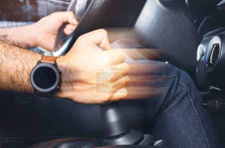 Téléchargez les photos : Le conducteur contrôle le levier de vitesse de la boîte manuelle dans la voiture - en image libre de droit