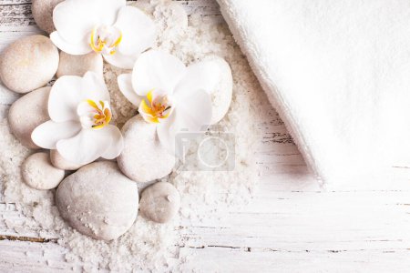 Téléchargez les photos : Concept blanc de spa d'orchidée - en image libre de droit