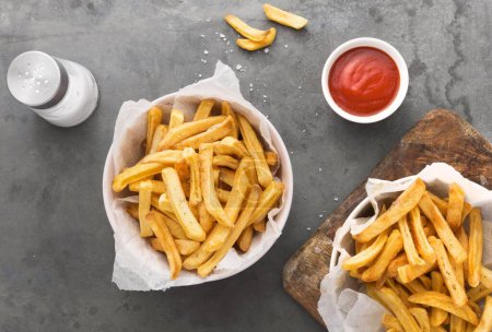 Téléchargez les photos : Plat poser des frites avec salière ketchup - en image libre de droit