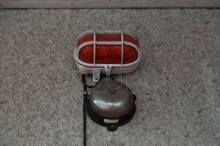 Foto de Sistemas de alarma antiguos, campana clásica de alarma de incendios vintage en la pared de hormigón - Imagen libre de derechos