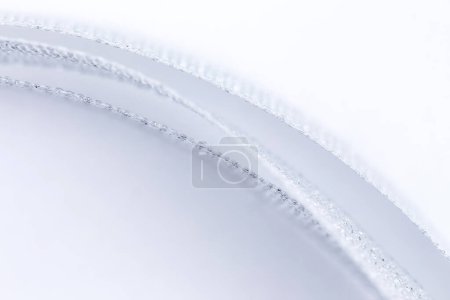 Photo pour "Gros plan Arc ruban en argent brillant couleur gris blanc isolé sur fond blanc
" - image libre de droit