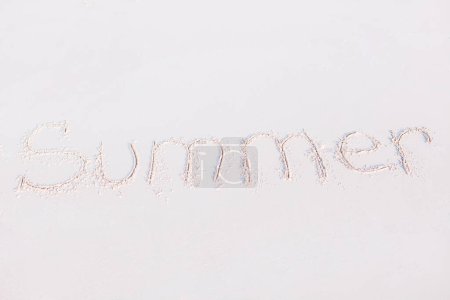 Foto de Palabra de verano escrito a mano en la playa de arena - Imagen libre de derechos