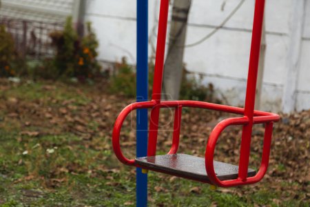 Foto de Vaciar el swing de los niños de color rojo de cerca. El concepto de tristeza, pérdida, muerte, luto, orfandad o soledad. - Imagen libre de derechos