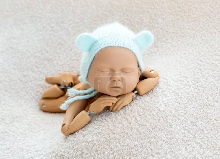 Foto de Maniquí de recién nacido para posar la foto - Imagen libre de derechos