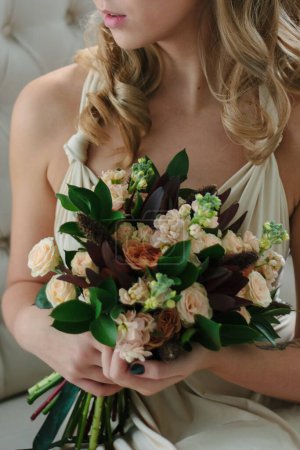 Foto de Mujer en hermoso vestido con ramo de flores en las manos
. - Imagen libre de derechos