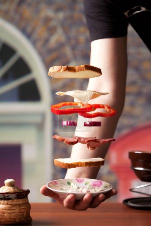 Téléchargez les photos : Le sandwich lévitant savoureux - en image libre de droit