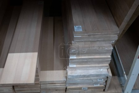 Foto de Cadera de tablones de madera en un centro comercial de construcción - Imagen libre de derechos