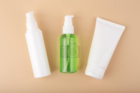 Téléchargez les photos : "Cosmetic products for daily skin care in white unbranded tubes on pastel beige background" - en image libre de droit