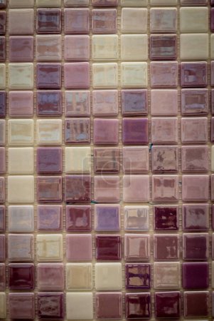 Foto de "Mosaico de cerámica púrpura en la pared como fondo" - Imagen libre de derechos
