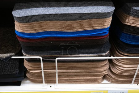 Téléchargez les photos : Pile de tapis de voiture dans un magasin de tissu - en image libre de droit
